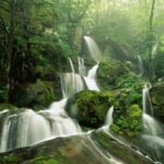 Ein Wasserfall symbolisch für den freien Fluss der Dinge. Chakren müssen auch frei fließen können.